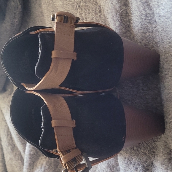 JustFab black and tan peep toe with 4" heel Perfect condition Lightly loved 😍 - Picture 3 of 5